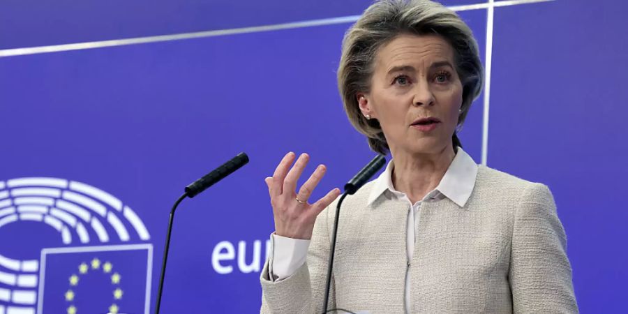 Ursula von der Leyen, Präsidentin der Europäischen Kommission, spricht während einer Pressekonferenz im Gebäude des Europäischen Parlaments. Foto: Olivier Matthys/AP/dpa