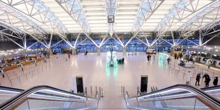 Wenige Passagiere und kaum Betrieb gibt es am Morgen am Flughafen Hamburg. Die Bundesregierung plant ein Einreiseverbot aus Ländern mit hoher Verbreitung von Corona-Mutanten. Foto: Bodo Marks/dpa