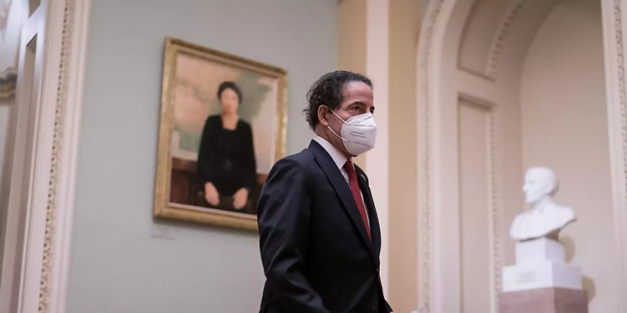 Jamie Raskin, Oberster Anklagevertreter der Demokraten aus dem Repräsentantenhaus, verlässt am Ende des ersten Tages des Amtsenthebungsverfahrens gegen den ehemaligen US-Präsidenten Trump das Kapitol. Foto: J. Scott Applewhite/AP/dpa