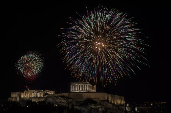 Feuerwerk über dem griechischen Parthenon zu Neujahr. Greece New Year