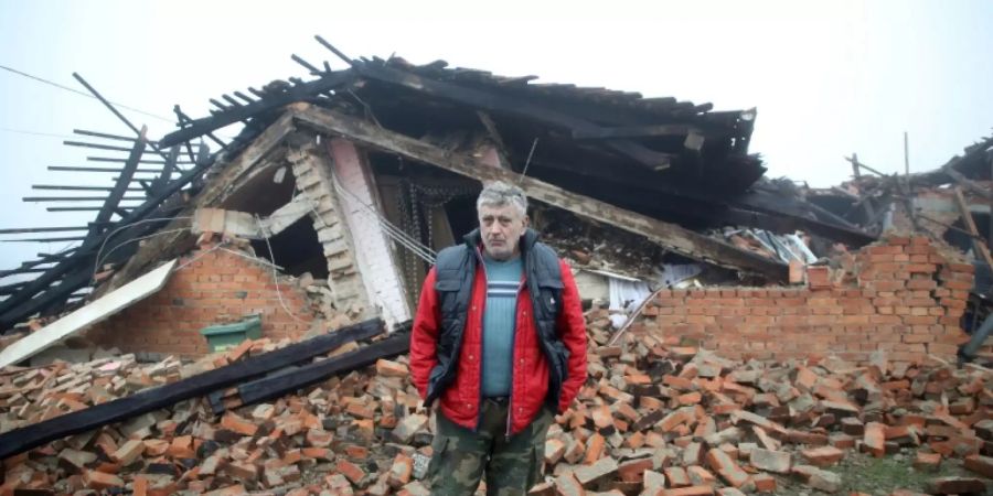 Mann vor seinem zerstörten Haus in Kroatien