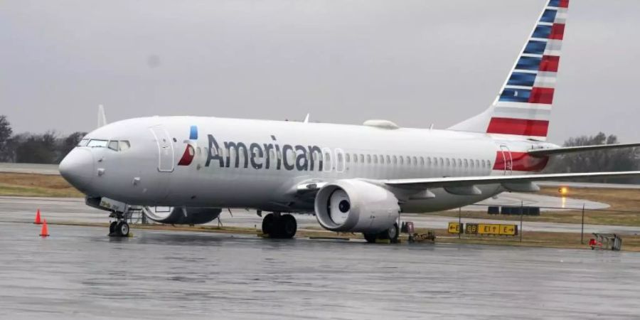 Eine Boeing 737 Max der American Airlines ist in einer Wartungseinrichtung in Tulsa abgestellt. Foto: Lm Otero/AP/dpa