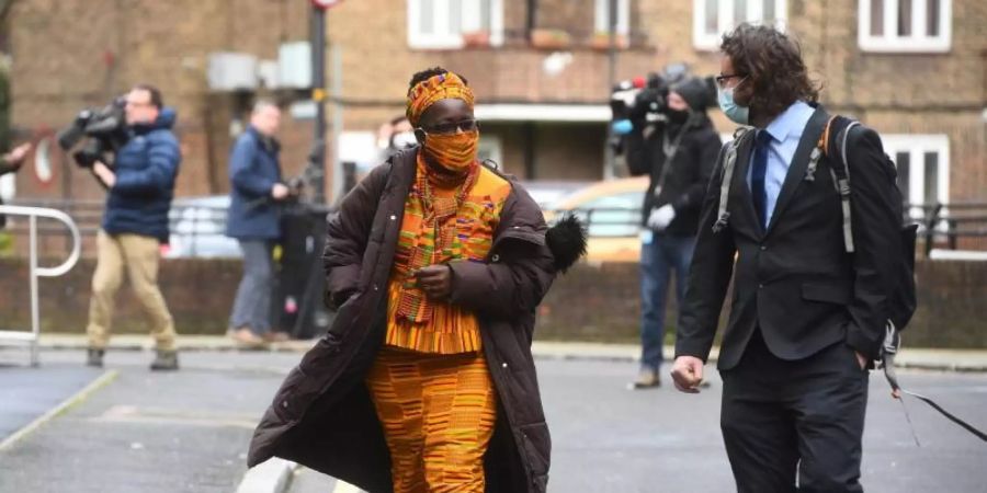 Rosamund Kissi-Debrah verlässt nach Beendigung der Untersuchung der Todesursache ihrer Tochter das Southwark Coroner's Gericht. Foto: Kirsty O'connor/PA Wire/dpa