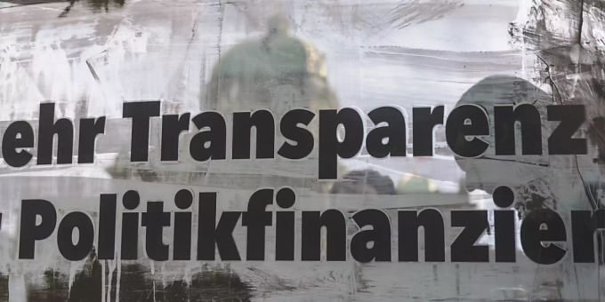 Eine Volksinitiative verlangt mehr Transparenz bei der Politikfinanzierung. Der Ständerat will dem Volksbegehren weiterhin einen indirekten Gegenvorschlag entgegenstellen. (Archivbild) Eine Volksinitiative verlangt mehr Transparenz bei der Politikfinanzierung. Der Ständerat will dem Volksbegehren weiterhin einen indirekten Gegenvorschlag entgegenstellen. (Archivbild)