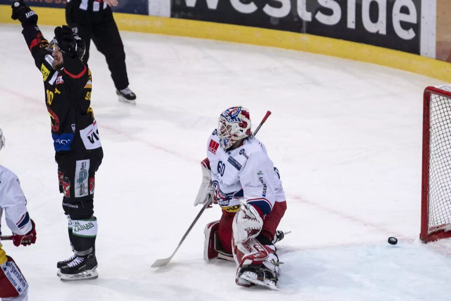 Tristan Scherwey nimmt Melvin Nyffeler die Sicht, der Puck landet im Tor.