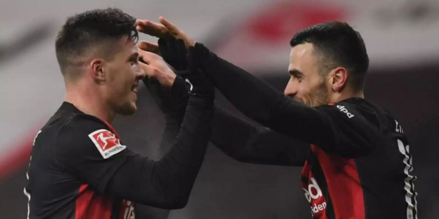 Verstehen sich blind: Frankfurts Luka Jovic (l) und Filip Kostic jubeln nach einem Tor. Foto: Arne Dedert/dpa