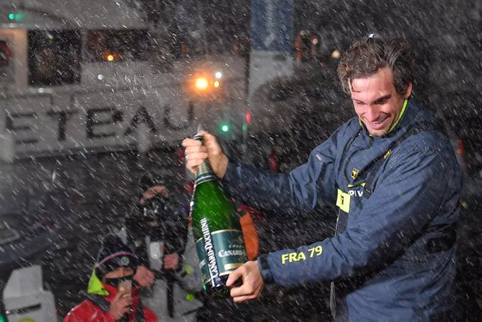 Charlie Dalin überquerte die Ziellinie am Vendée Globe als Erster. Boris Herrmann