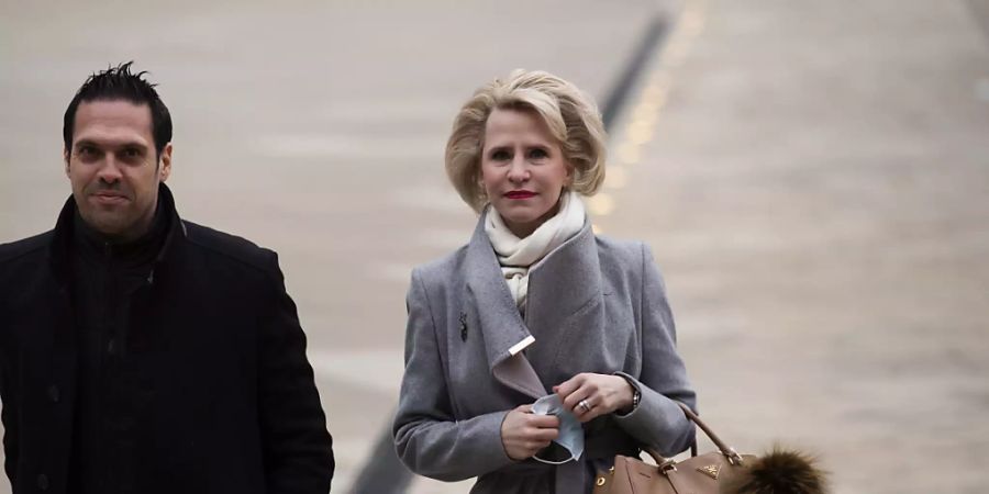 Die ehemalige Liechtensteiner Aussenministerin Aurelia Frick neben ihrem Rechtsanwalt Franz Josef Giesinger auf dem Weg zur Gerichtsverhandlung.