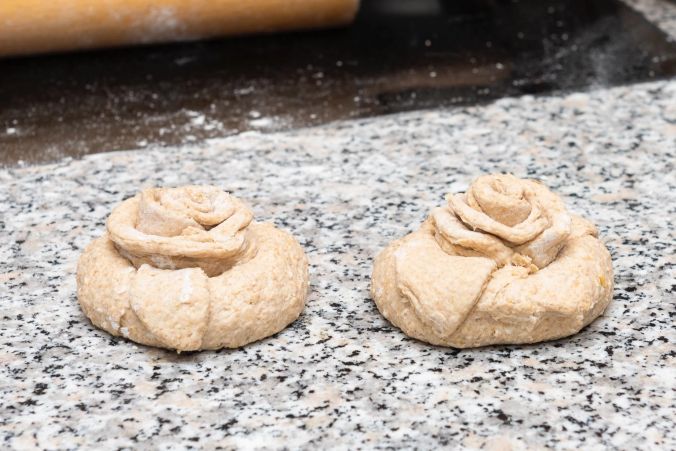 Jetzt sind die Teigrosen bereit für den Backofen.