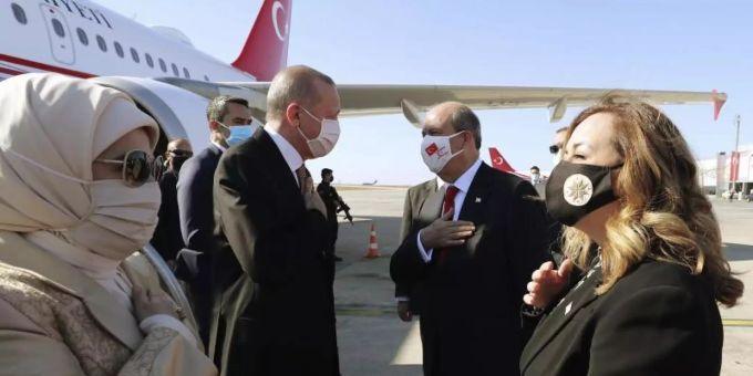 Der türkische Präsident Recep Tayyip Erdogan begrüsst seinen Amtskollegen aus Nordzypern Sibel Tatar auf dem Flughafen Ercan. Erdogan Zypern