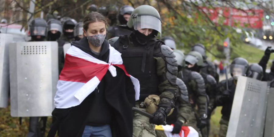 In Minsk verhaftet ein Polizist eine Demonstrantin. Foto: Uncredited/AP/dpa