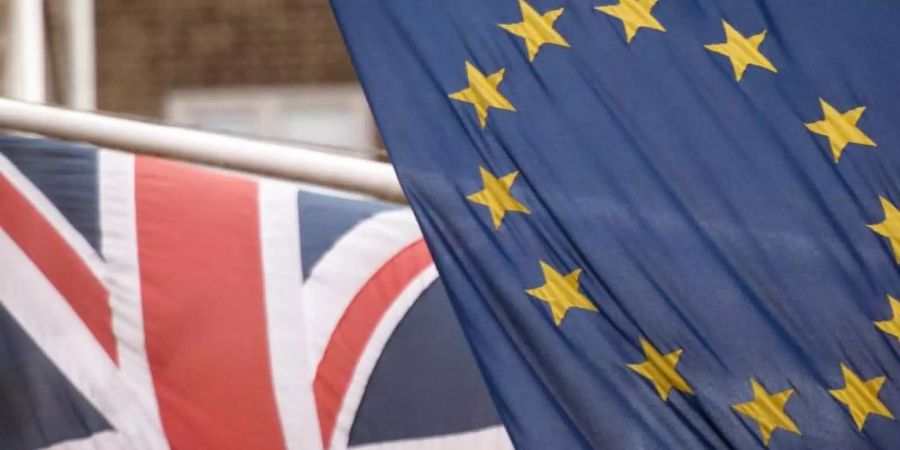 Die Flaggen von Grossbritannien und der EU. Zum Jahresende tritt Grossbritannien endgültig aus der EU aus. Foto: Stefan Rousseau/PA Wire/dpa