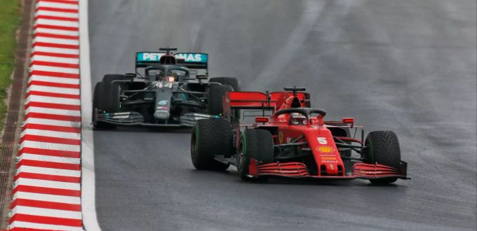 Verkehrte Welt in Istanbul: Sebastian Vettel (Ferrari) liegt vor Lewis Hamilton (Mercedes). Sebastian Vettel Lewis Hamilton