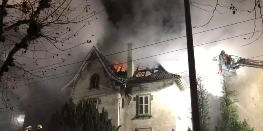 In einem leerstehenden Gebäude in der Stadt Freiburg ist es in der Nacht auf Freitag aus vorerst ungeklärten Gründen zu einem Brand gekommen.