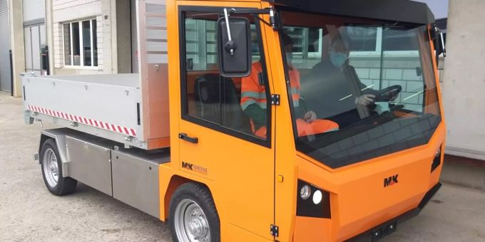 Gemeinderat Michael Schär nimmt den E-Transporter auf dem Werkhofgelände offiziell in Betrieb.