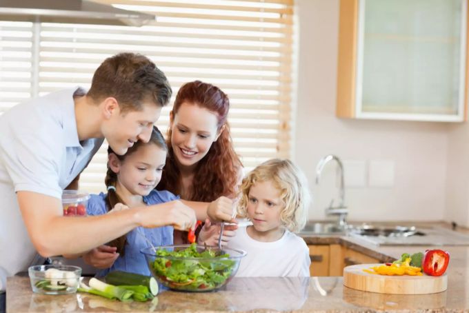 Mit den Eltern gemeinsam das Essen vorzubereiten sorgt für einen Lerneffekt. Eltern und Kinder