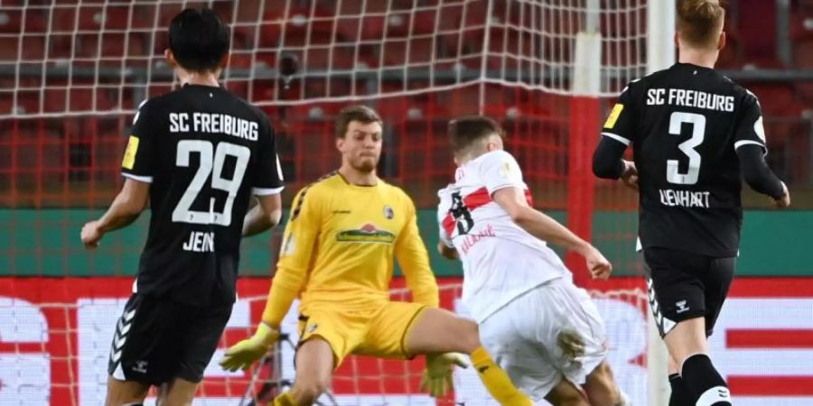 Stuttgarts Sasa Kalajdzic (2.v.r) schiesst das Tor zum 1:0 - Freiburgs Wooyeong Jeong (l-r), Torwart Benjamin Uphoff und Philipp Lienhart sind machtlos. Foto: Marijan Murat/dpa