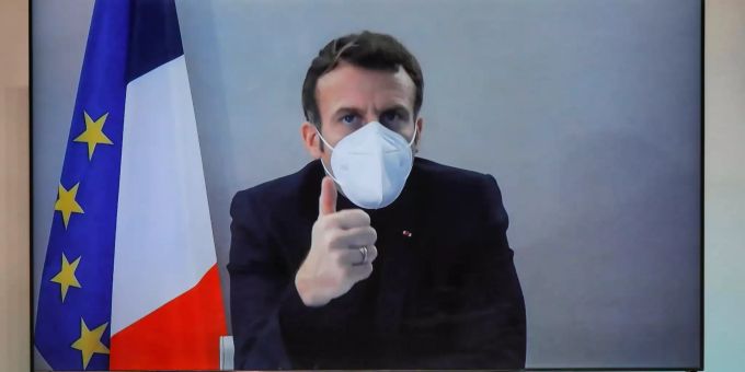 Emmanuel Macron, Präsident von Frankreich, zeigt bei einer Videokonferenz im französischen Aussenministerium den Daumen nach oben. Frankreichs Präsident Macron