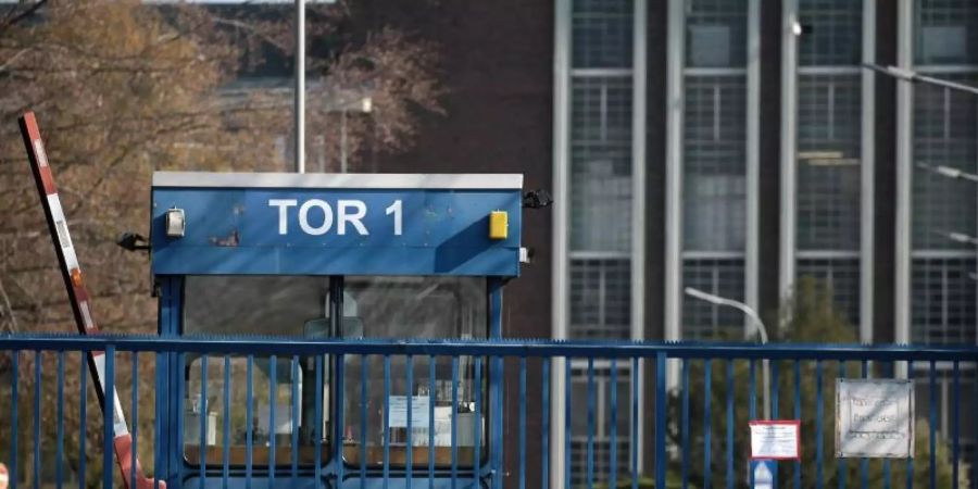 Das Tor 1 am Ford-Werk in Köln ist geschlossen. Im neuen Risikobarometer der Allianz sind Pandemien im Vergleich zum Vorjahr vom 17. auf den 2. Platz gestiegen. Foto: Oliver Berg/dpa