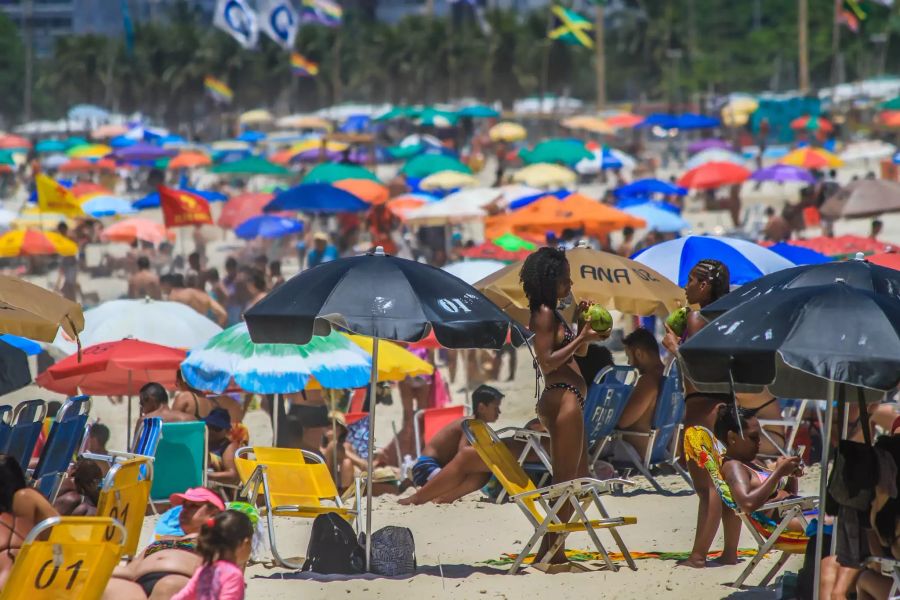 Viele Badegäste liegen dicht an dicht am Strand von Leme in Rio de Janeiro am 15. Januar 2021.