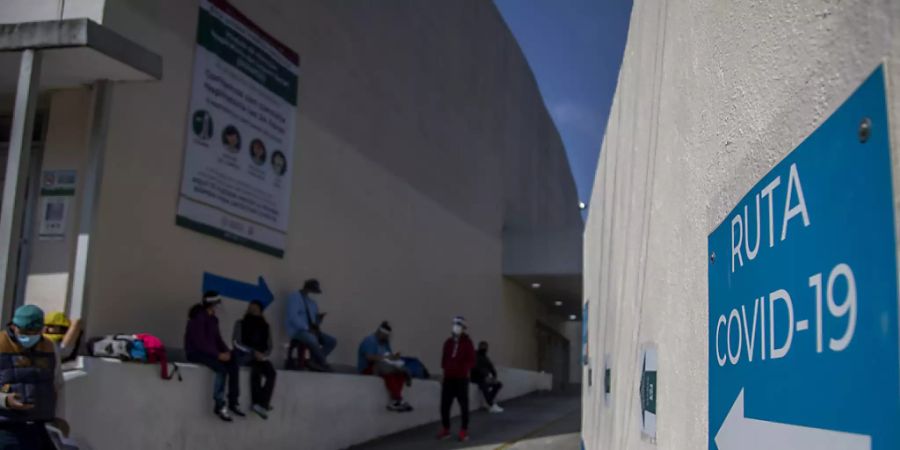 «Covid-19-Eingang», steht am Eingang des Krankenhauses Parque de los Venados in Mexiko-Stadt. Foto: Jair Cabrera Torres/dpa