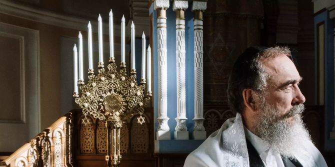 Rabbi in Synagoge.