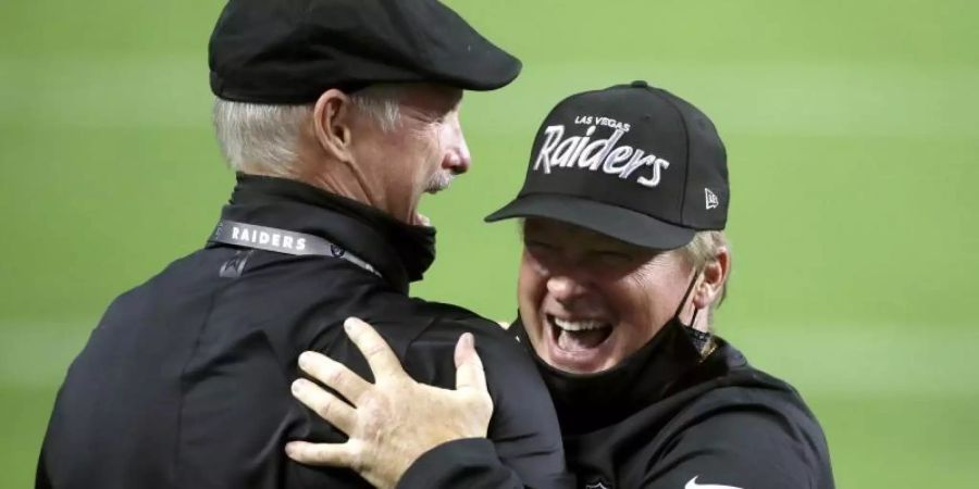 Vor seiner Strafe hatte Raiders-Coach Jon Gruden (r) noch gut Lachen. Foto: Isaac Brekken/AP/dpa