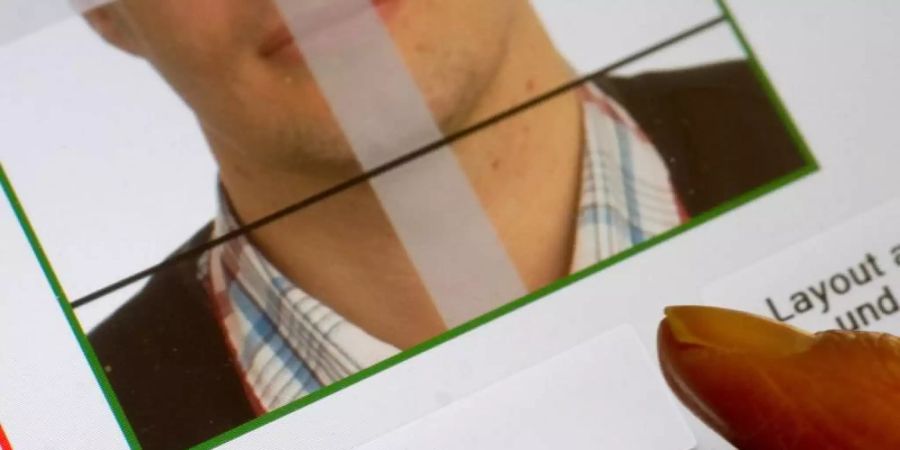 Wer einen neuen Pass oder Personalausweis beantragt, muss ab Mai 2025 dafür ein Foto in digitaler Form vorlegen. Kinderausweise sollen nur noch ein Jahr gültig sein. Das hat der Bundestag nun beschlossen. Foto: picture alliance / dpa