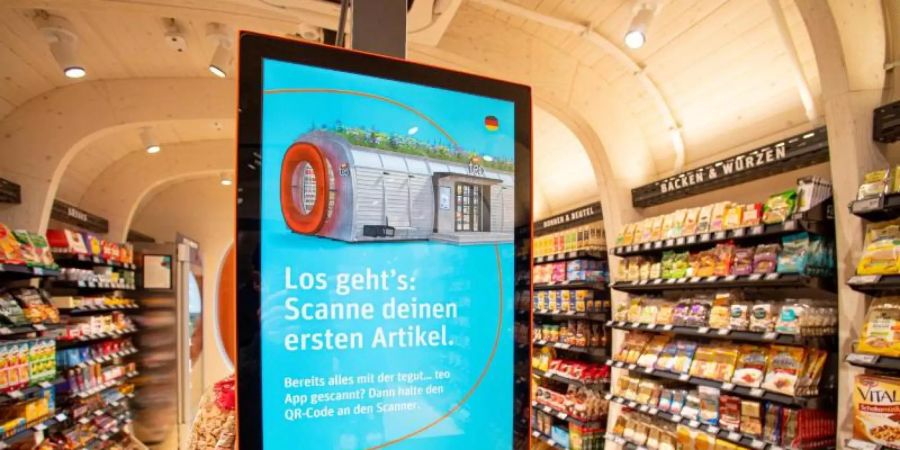 Blick ins Innere eines digitalen Testladens mit dem Namen "tegut ...teo" in Fulda. Der mit 50 Quadratmetern relativ kleine Markt bietet nach Angaben des Unternehmns rund 950 Artikel des täglichen Bedarfs und kommt ohne Kassierer aus. Foto: Björn Friedrich/tegut/dpa
