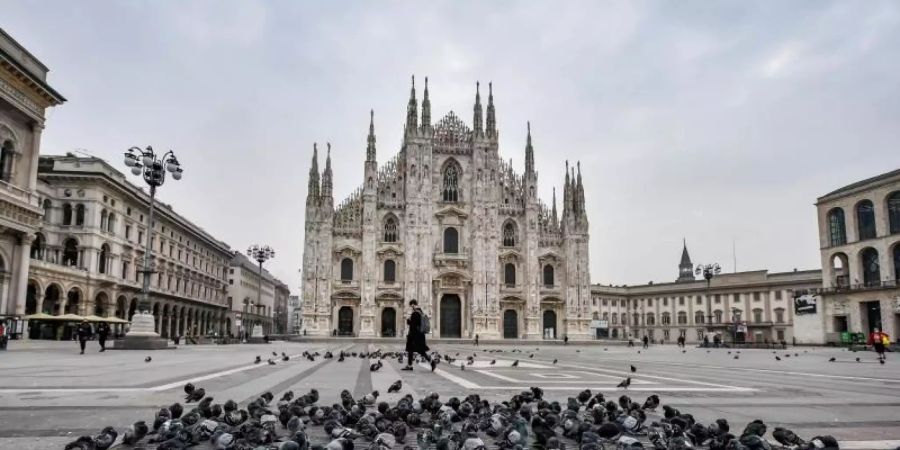 Auf dem Platz vor dem Mailänder Dom ist es leer - ganz Italien gilt nun als Risikogebiet. Foto: Claudio Furlan/LaPresse via ZUMA Press/dpa