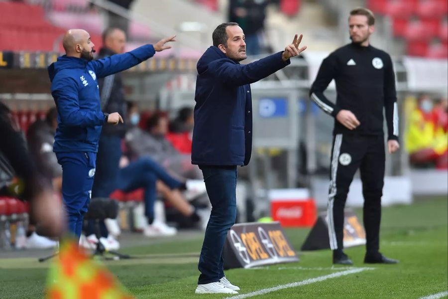 Schalke-Trainer Manuel Baum gibt seiner Mannschaft Anweisungen.