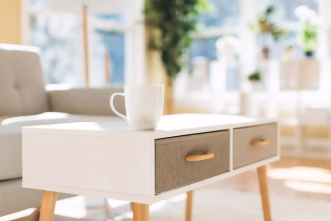 Abgerundet wird die Einrichtung von niedrigen Sideboards und Kommoden aus Holz. Kommode im Retrostyle