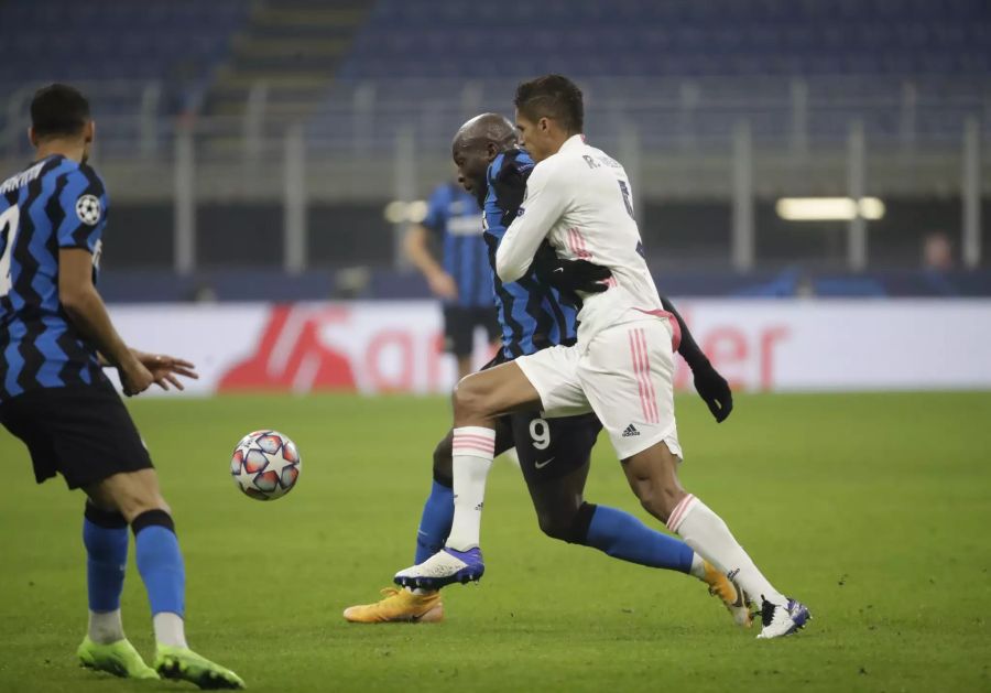 Reals Raphael Varane (r.) im Zweikampf mit Inter-Stürmer Romelu Lukaku (r.).