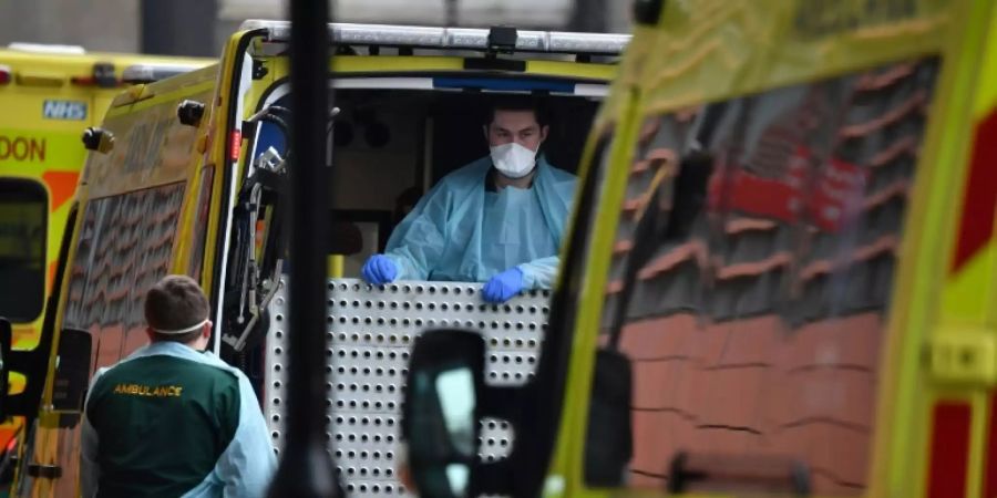 Rettungswagen vor einem Londoner Krankenhaus
