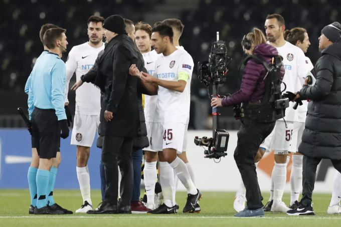 Die Mannschaft aus Cluj belagert nach dem 1:2 gegen YB den Schiedsrichter. YB