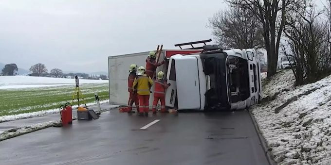 Regensdorf Lastwagen Von Strasse Abgekommen Und Umgekippt