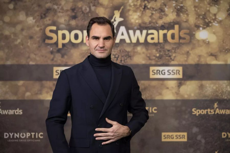 Roger Federer posiert an der Verleihung der Sports Awards 2020.