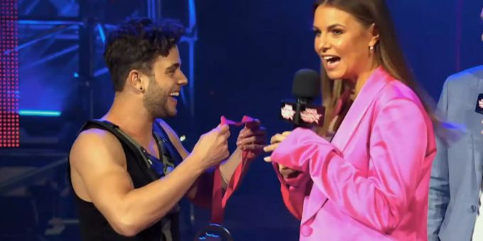 «Ninja Warrior Special»: Luca Hänni hängt sich seine Medaille um. Luca Hänni