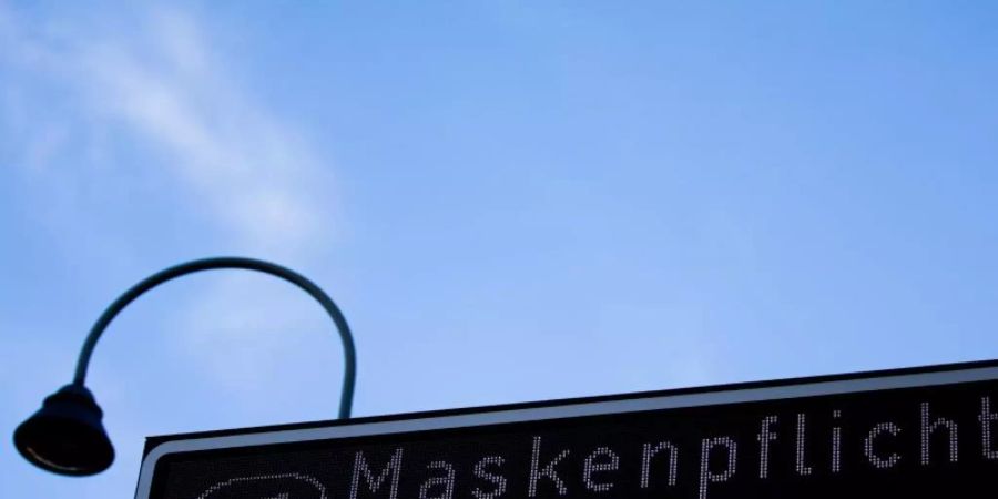 Ein Schild weist auf die Maskenpflicht hin. Foto: Rolf Vennenbernd/dpa/Symbolbild