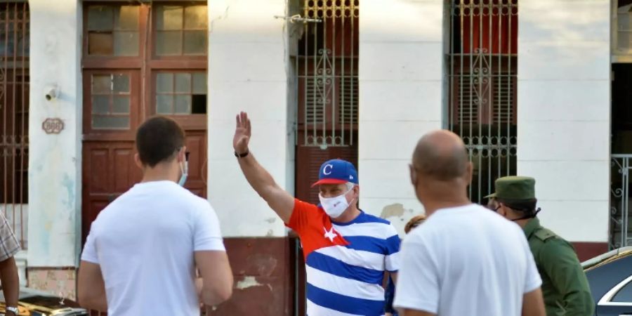 Kubas Staatschef Miguel Díaz-Canel (M.)