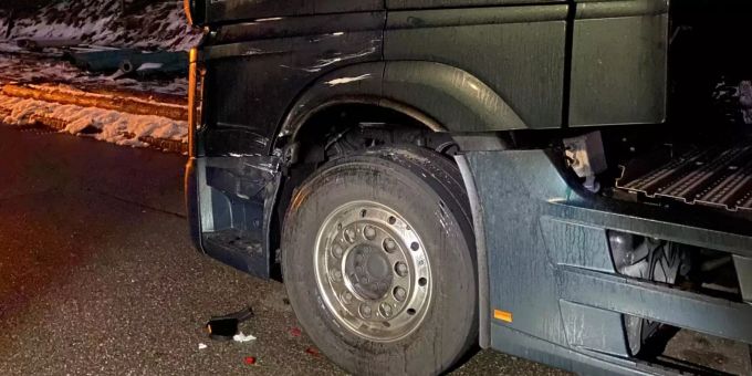 Unbekanntes Fahrzeug kollidiert mit parkiertem Lastwagen.