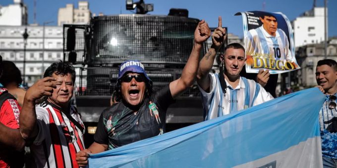 Fans trauern nach dem Tod von Diego Maradona. Diego Maradona
