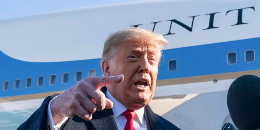 Rede vor Unterstützern? «Völlig angemessen»: US-Präsident Donald Trump spricht auf der Andrews Air Force Base zu Pressevertretern. Foto: Alex Brandon/AP/dpa