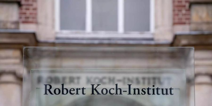 Der Eingang zum Robert Koch-Institut (RKI), in dem die aktuelle Lage zum Coronavirus beurteilt wird. Foto: David Hutzler/dpa