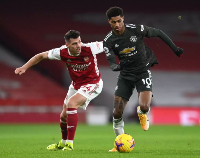 Granit Xhaka (l.) verfolgt United-Stürmer Marcus Rashford (r.). Granit Xhaka