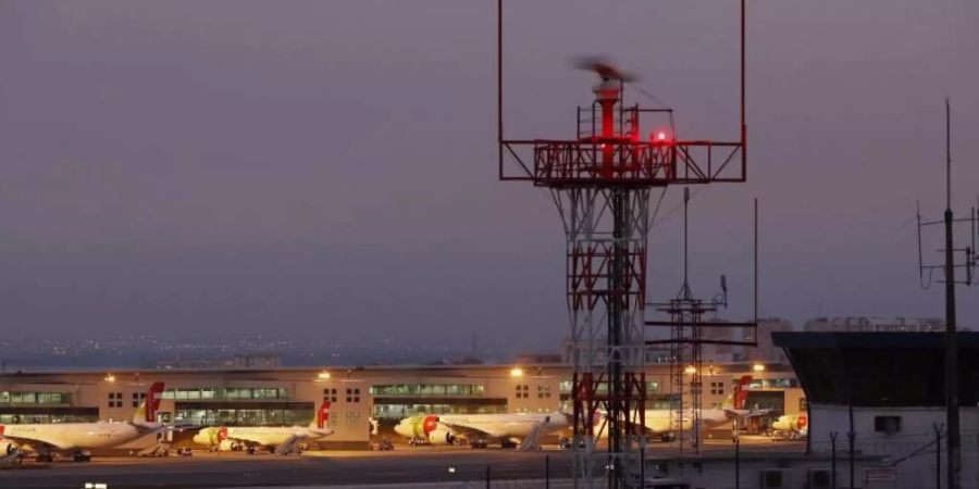 Wegen Corona geht nichts mehr: Flugzeuge der TAP Air Portugal dürfen nicht abheben und sind auf dem internationalen Flughafen in Lissabon geparkt. Foto: Armando Franca/AP/dpa