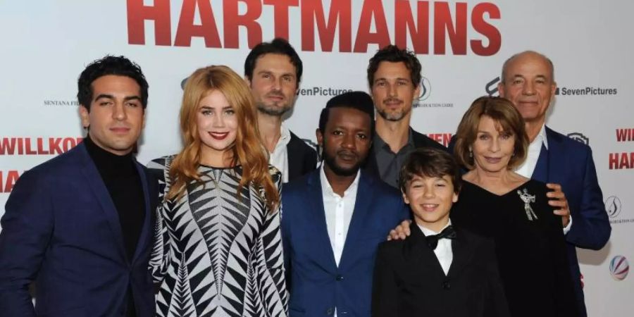 Elyas M'Barek (l-r), Palina Rojinski, Simon Verhoeven, Eric Kabongo, Florian David Fitz, Marinus Hohmann, Senta Berger und Heiner Lauterbach bei der Premiere von «Willkommen bei den Hartmanns» in München. Foto: Ursula Düren/dpa