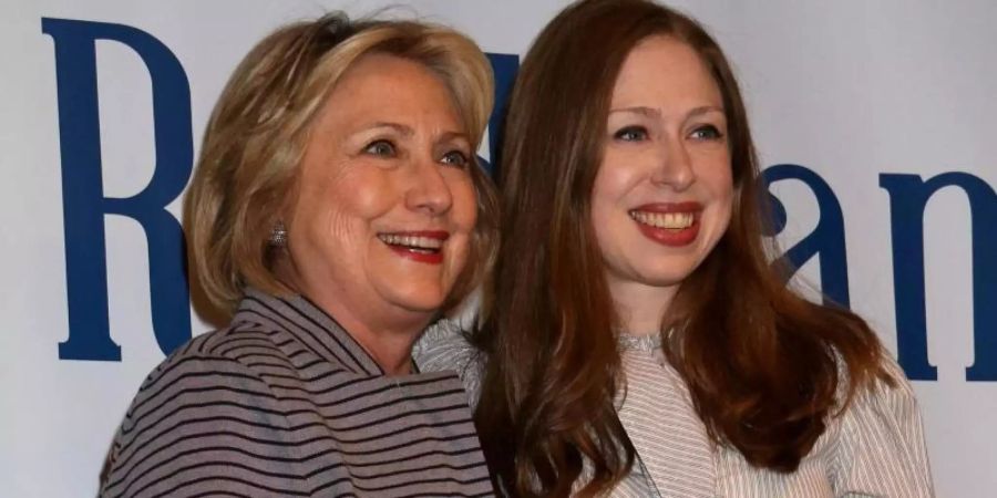 Hillary Clinton (l) und ihre Tochter Chelsea 2019 in New York. Foto: Nancy Kaszerman/ZUMA Wire/dpa