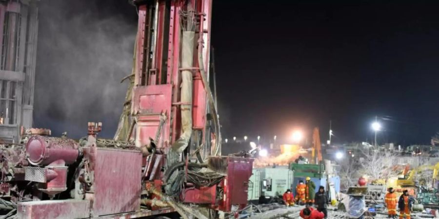 Nach der erfolgreichen Rettung von elf Bergleuten sind neun weitere Arbeiter tot aus einer Goldmine in China geborgen worden. Foto: Wang Kai/XinHua/dpa