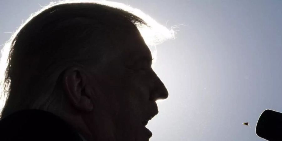 US-Präsident Donald Trump beleidigt seinen Herausforderer auf einer Wahlkampfveranstaltung. Foto: Alex Brandon/AP/dpa